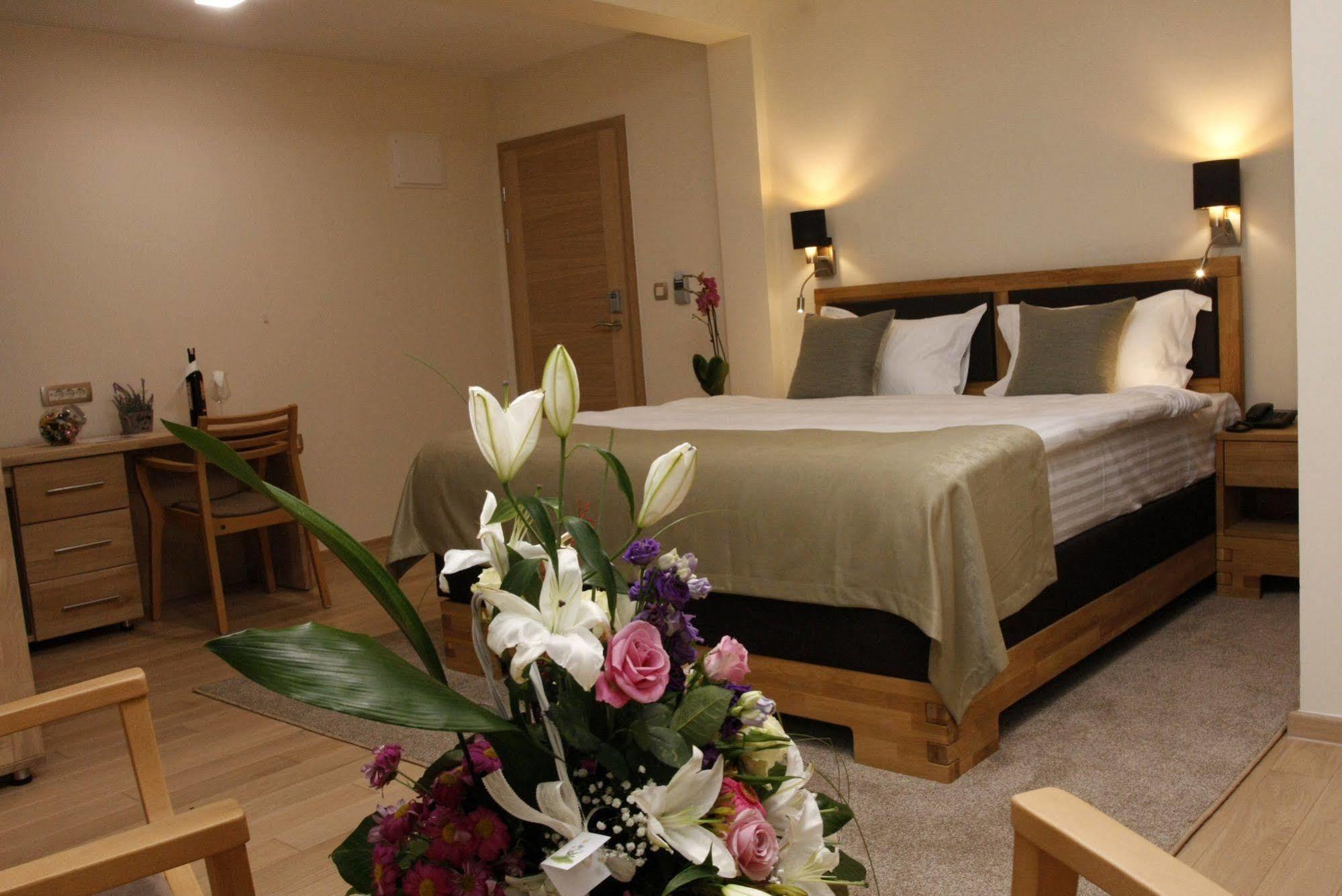 โฮเทล อซิซา ซาราเยโว Hotel ภายนอก รูปภาพ